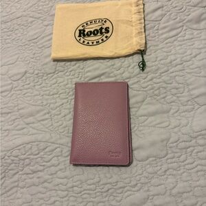 Roots Passport Holder (Lavender)